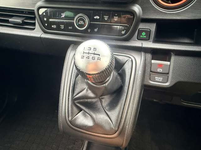 気になるお車がありましたら右の電話番号から直接お店にお問い合わせください。支払方法から車両情報、状態までなんでもご説明させて頂きます。スタッフ一同ご連絡お待ちしております。