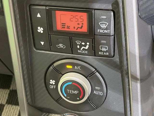 【オートエアコン】一度お好みの温度に設定すれば、車内の温度を検知し風量や温度を自動で調整。暑い&hellip;寒い&hellip;と何度もスイッチ操作をする必要はありません。快適な車内空間には必須の機能ですね♪
