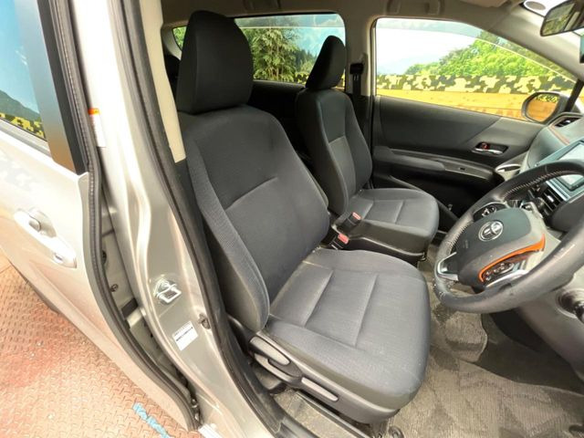 運転席シート廻りは使用感も少なく、良好な状態となっています。丁寧に使われていたことがよくわかりますね。