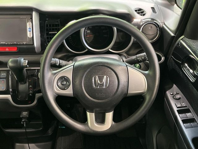 インテリアに合わせたデザインのステアリングは、運転される方のことも考え、運転しやすい形状、大きさです。是非一度、実際に触ってお確かめください。