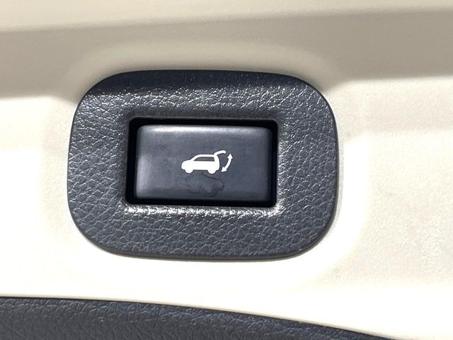 【パワーバックドア】スマートキーや運転席のボタンを押すだけでリアゲートが自動で開閉します!荷物を持っている時や、高い位置にあるバックドアを閉める際に便利な機能です♪