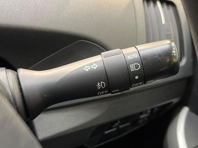 【オートライト】周りの明るさに応じて自動でヘッドライトの点灯・消灯ができる機能です!ライトの付け忘れ・消し忘れなどが無くなり、雨の日や夕方の走行も安心!トンネル通過時も便利ですね♪
