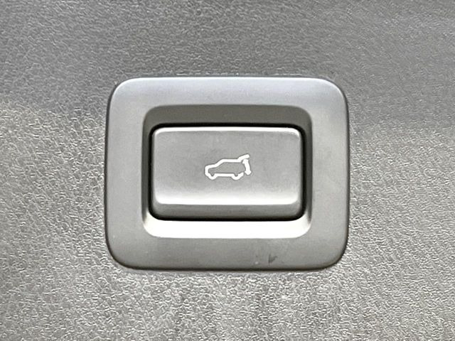 【パワーバックドア】スマートキーや運転席のボタンを押すだけでリアゲートが自動で開閉します!荷物を持っている時や、高い位置にあるバックドアを閉める際に便利な機能です♪
