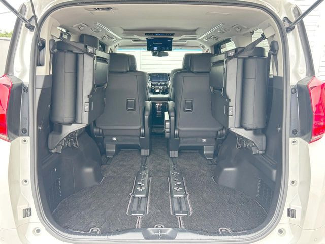 後席を格納すると、これだけの広さが!シーンに合わせたシートアレンジで、大きな荷物も積むことが出来ます♪
