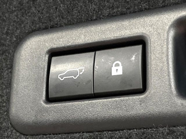 【パワーバックドア】スマートキーや運転席のボタンを押すだけでリアゲートが自動で開閉します!荷物を持っている時や、高い位置にあるバックドアを閉める際に便利な機能です♪
