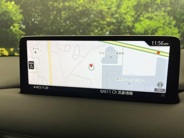 【10.25インチマツダコネクト】車内の雰囲気にマッチした大型ディスプレイ。スマホ接続でのナビ使用やBluetooth再生等、様々な機能が楽しめます。直感的なダイヤル操作が可能で、使い勝手も良好です。