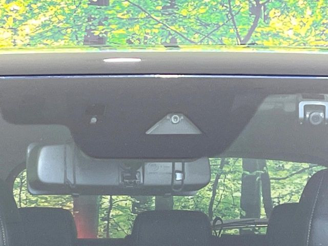 【i-ACTIVESENSE】走行中に前方の車両等を認識し、衝突しそうな時は警報とブレーキで衝突回避と被害軽減をアシスト。より安全にドライブをお楽しみいただけます。