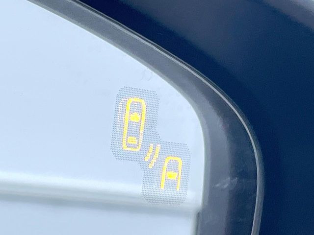 【ブラインドスポットモニタリング】走行中、ドアミラーの死角になりやすい箇所に後続車が接近するとサイドミラー付近に警告を表示、ドライバーに注意喚起をしてくれます。