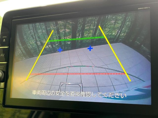 【バックカメラ】駐車時に後方がリアルタイム映像で確認できます。大型商業施設や立体駐車場での駐車時や、夜間のバック時に大活躍!運転スキルに関わらず、今や必須となった装備のひとつです!