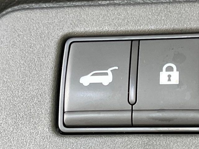 【パワーバックドア】スマートキーや運転席のボタンを押すだけでリアゲートが自動で開閉します!荷物を持っている時や、高い位置にあるバックドアを閉める際に便利な機能です♪