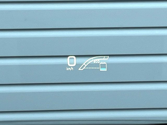 【カラーヘッドアップディスプレイ】現在の速度や走行情報をデジタル表示で運転席前方のガラスに投影!カラー付きで視認性も高く、運転中目線をずらさず必要な情報を確認できるのでとっても便利で安心!