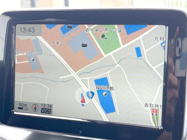 ●純正ナビ:一体感のあるナビは、高級感ある車内を演出してくれます。オーディオ機能も充実しておりますので、運転もより楽しめます♪