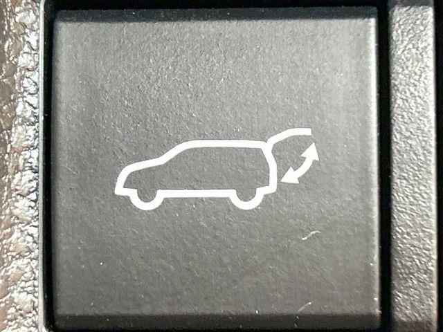 【パワーバックドア】スマートキーや運転席のボタンを押すだけでリアゲートが自動で開閉します!荷物を持っている時や、高い位置にあるバックドアを閉める際に便利な機能です♪