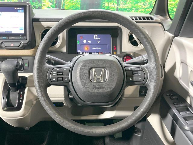 インテリアに合わせたデザインのステアリングは、運転される方のことも考え、運転しやすい形状、大きさです。是非一度、実際に触ってお確かめください。