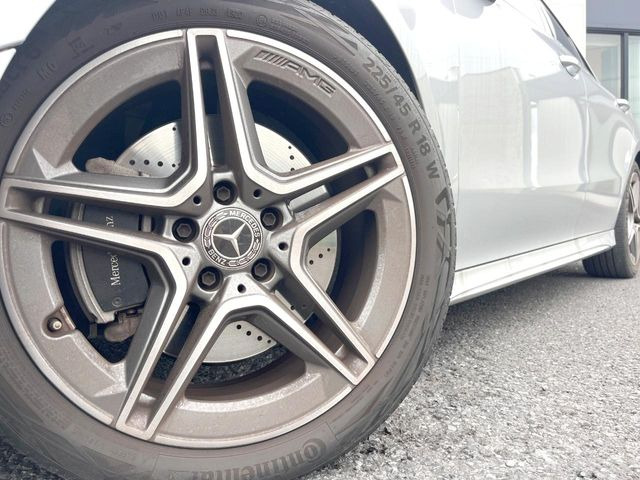 ●純正18インチアルミホイール:輸入車ならではの卓越した走りを支えるホイールと足回りです!日本車の走りに慣れている方にもぜひ体感して頂きたいほど、高いレベルでまとまっています!