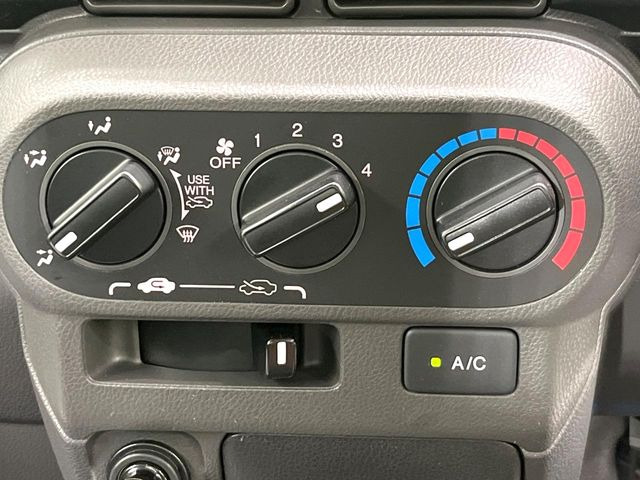 寒い冬も暑い夏も全席に快適な空調を届けてくれる、ダイヤル式エアコンを装備♪
