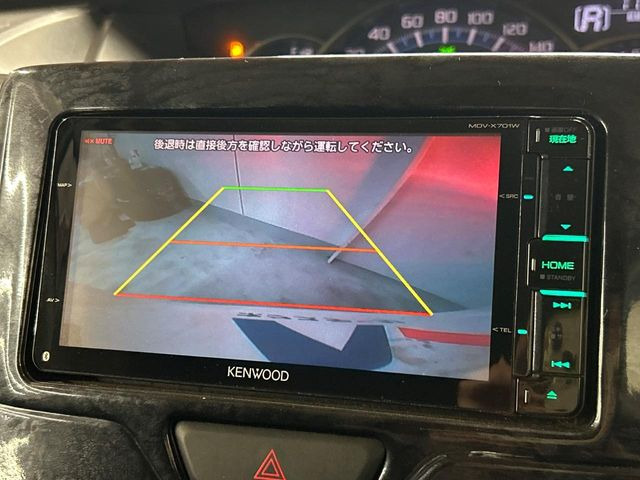 【バックカメラ】駐車時に後方がリアルタイム映像で確認できます。大型商業施設や立体駐車場での駐車時や、夜間のバック時に大活躍!運転スキルに関わらず、今や必須となった装備のひとつです!