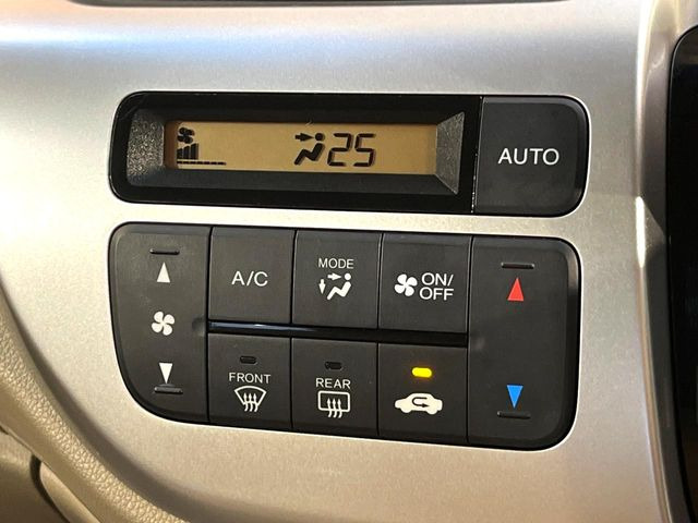 【オートエアコン】一度お好みの温度に設定すれば、車内の温度を検知し風量や温度を自動で調整。暑い&hellip;寒い&hellip;と何度もスイッチ操作をする必要はありません。快適な車内空間には必須の機能ですね♪
