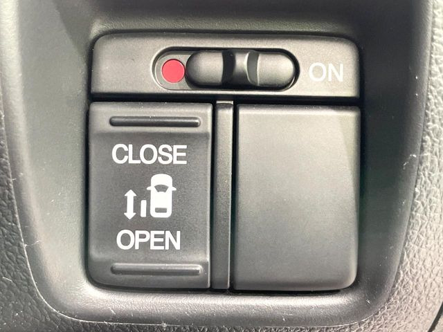 【パワースライドドア】スマートキーや運転席のスイッチでスライドドアの開閉が可能♪電動だから力を入れてドアを開ける必要が無く、小さいお子様でも、重い荷物を持っている時もラクに開け閉めできます♪
