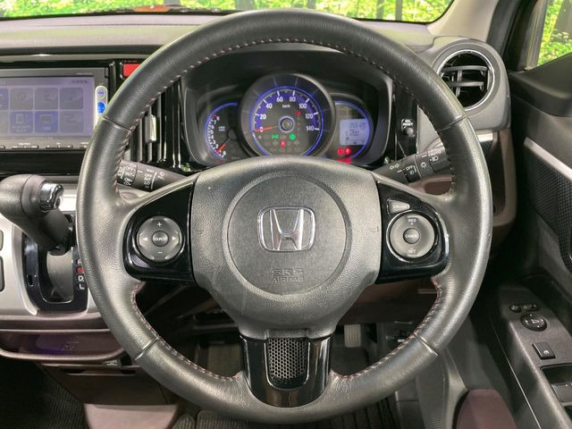 【純正革巻きステアリング】上質な革を使用することで、手にしっかり馴染みとても運転しやすいハンドルです♪