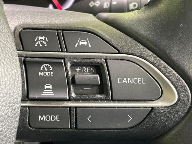 【レーダークルーズコントロール】高速道路での長距離走行が楽に!!自動で速度を保つクルーズコントロールが、衝突軽減システムと連携し、前方の車両を感知して車間を保つように速度調節してくれます!!