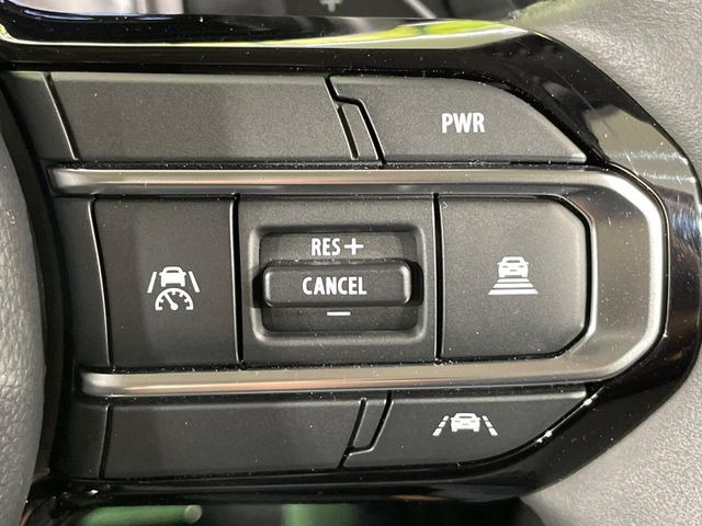 【アダプティブクルーズコントロール】高速道路での長距離走行が楽に!!自動で速度を保つクルーズコントロールが、衝突軽減システムと連携し、前方の車両を感知して車間を保つように速度調節してくれます!!
