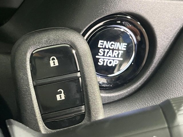 �yHonda�X�}�[�g�L�[�z�J�o����|�P�b�g�ɓ��ꂽ�܂܂ł��h�A�̎{���E�������\�ȃX�}�[�g�L�[�𑕔��B�G���W���̃I���E�I�t�����J�M�����o���K�v����������Ƃ��Ă��֗��ł���