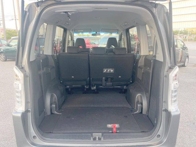 積み下ろしのしやすいデッキにはたっぷりと荷物を積み込んでいただけます。遊びから仕事まで、様々なシーンで頼れます♪