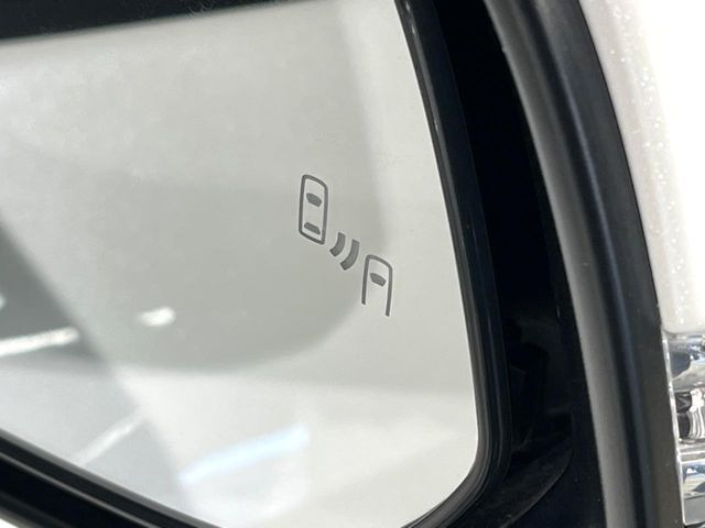 【ブラインドスポットモニター】走行中、ドアミラーの死角になりやすい箇所に後続車が接近するとサイドミラーのレンズに警告を表示!ドライバーに注意喚起をしてくれます。