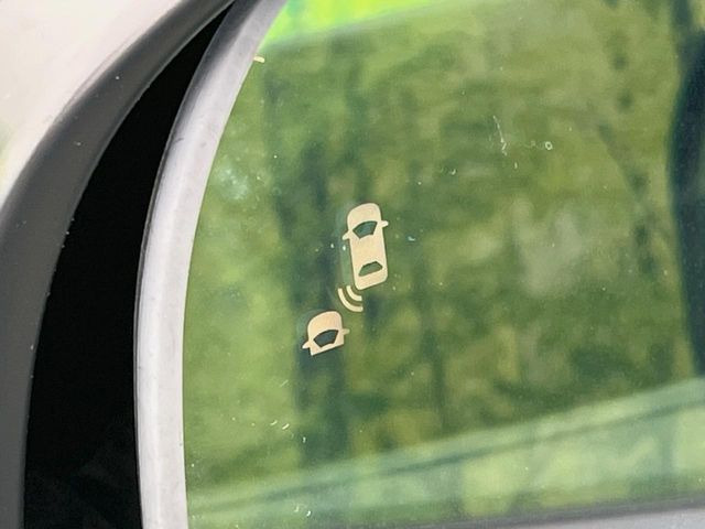【ブラインドスポットインフォメーション】走行中、ドアミラーの死角になりやすい箇所に後続車が接近するとサイドミラー付近に警告を表示、ドライバーに注意喚起をしてくれます。
