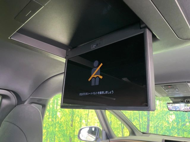 【14型有機ELフリップダウン】三列目からでも迫力のエンタメが観れる大画面フリップダウン。有機ELのモニターでは、一般的なフリップダウンよりも高コントラストでキレイな映像を楽しめます。