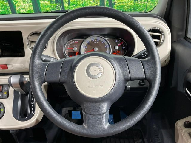 �C���e���A�ɍ��킹���f�U�C���̃X�e�A�����O�́A�^�]�������̂��Ƃ��l���A�^�]���₷���`��A�傫���ł��B�����x�A���ۂɐG���Ă��m���߂��������B