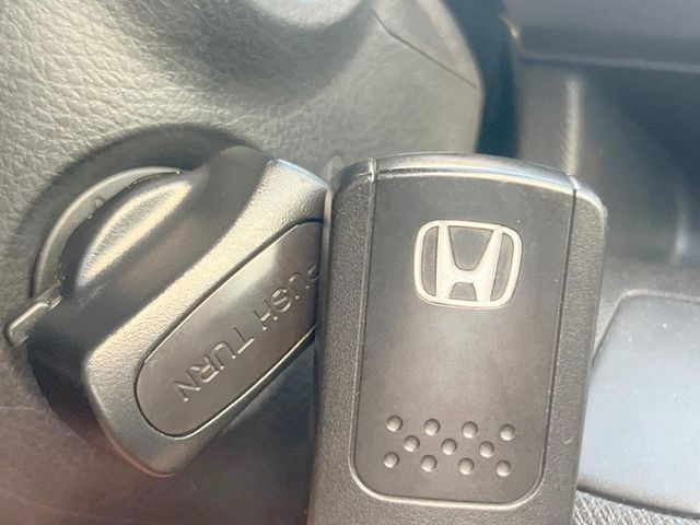 【Hondaスマートキー】カバンやポケットに入れたままでもドアの施錠・解錠が可能なスマートキーを装備。エンジンのオン・オフ時もカギを取り出す必要が無いからとっても便利です♪