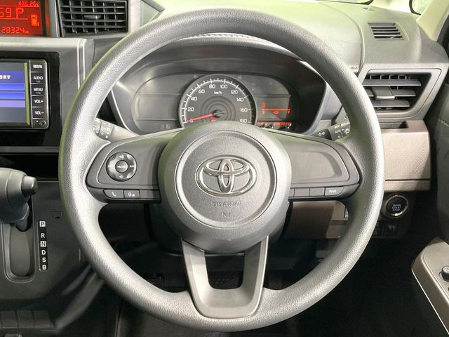 インテリアに合わせたデザインのステアリングは、運転される方のことも考え、運転しやすい形状、大きさです。是非一度、実際に触ってお確かめください。