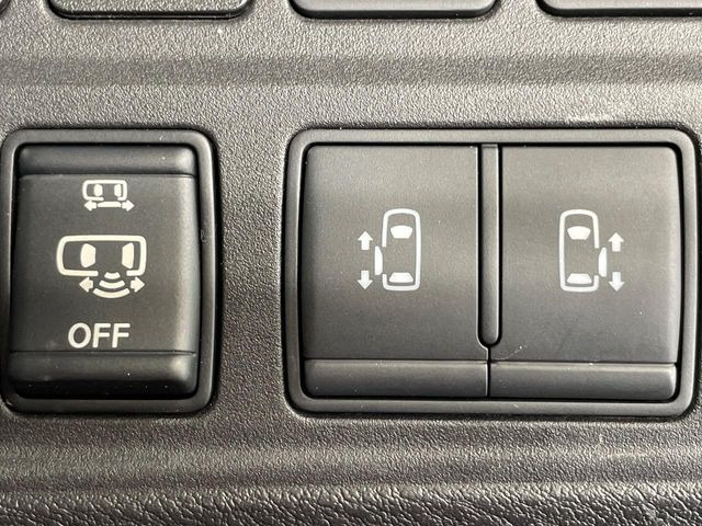 【ハンズフリー機能付き両側パワースライドドア】スライドドアの下に足先を入れてすぐ引くと、自動的にスライドドアが開閉します!荷物で両手がふさがった状態でも、ドアの開閉ができてとっても便利!