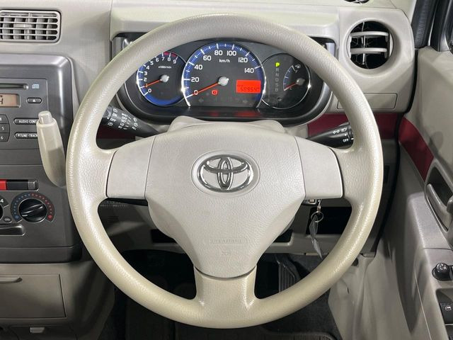�C���e���A�ɍ��킹���f�U�C���̃X�e�A�����O�́A�^�]�������̂��Ƃ��l���A�^�]���₷���`��A�傫���ł��B�����x�A���ۂɐG���Ă��m���߂��������B