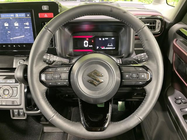 【ステアリングヒーター】冬場に冷たくなりやすい革巻きステアリングを、スイッチ一つで素早く適温に!エアコンよりも早く温まってくれるので、寒い日の運転も快適になりますね♪