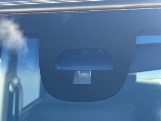 【シティブレーキアクティブシステム】低速走行中に前方の車両等を認識し、衝突しそうな時は警報とブレーキで衝突回避と被害軽減をアシスト。より安全にドライブをお楽しみいただけます。