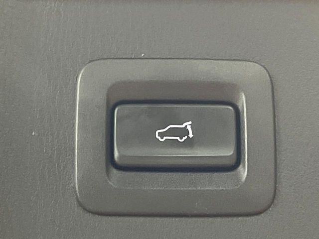 【パワーバックドア】スマートキーや運転席のボタンを押すだけでリアゲートが自動で開閉します!荷物を持っている時や、高い位置にあるバックドアを閉める際に便利な機能です♪