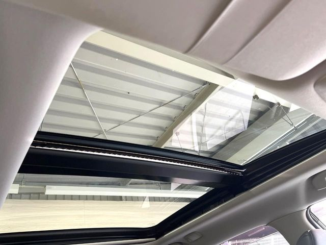 【サンルーフ】ボタンひとつで開閉可能!開放感たっぷりのサンルーフが装着されています!車内に明かりを取り入れたり景色を楽しむ以外にも、よどみがちな車内の空気も簡単に換気できて快適です!
