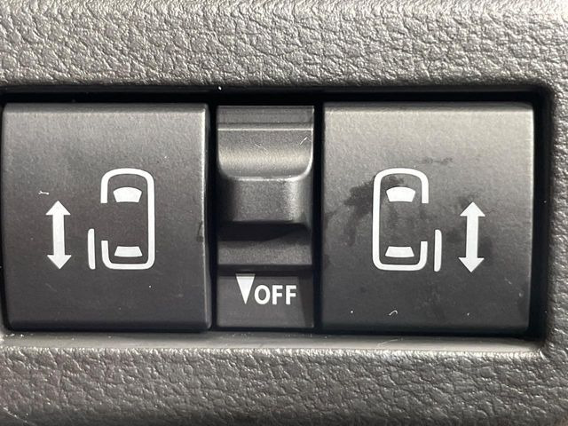 【両側パワースライドドア】スマートキーや運転席のスイッチで後席両側スライドドアの開閉が可能♪電動だから力を入れてドアを開ける必要が無く、小さなお子様でも簡単に開け閉めでき快適です♪