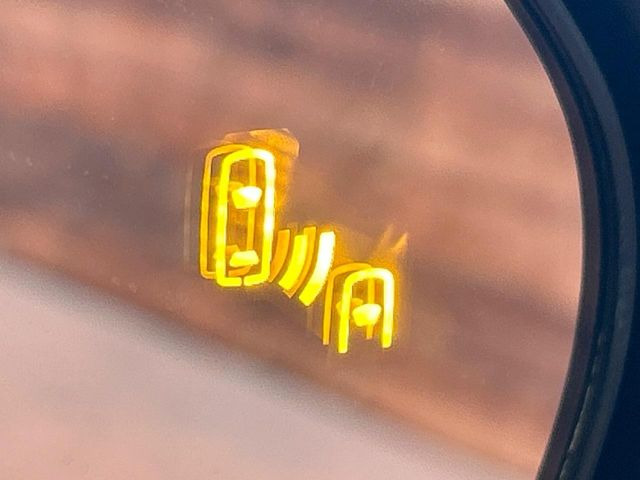 【ブラインドスポットモニター】走行中、ドアミラーの死角になりやすい箇所に後続車が接近するとサイドミラーのレンズに警告を表示!ドライバーに注意喚起をしてくれます。