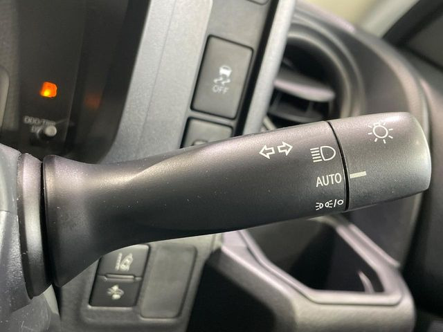 【オートライト】周りの明るさに応じて自動でヘッドライトの点灯・消灯ができる機能です!ライトの付け忘れ・消し忘れなどが無くなり、雨の日や夕方の走行も安心!トンネル通過時も便利ですね♪