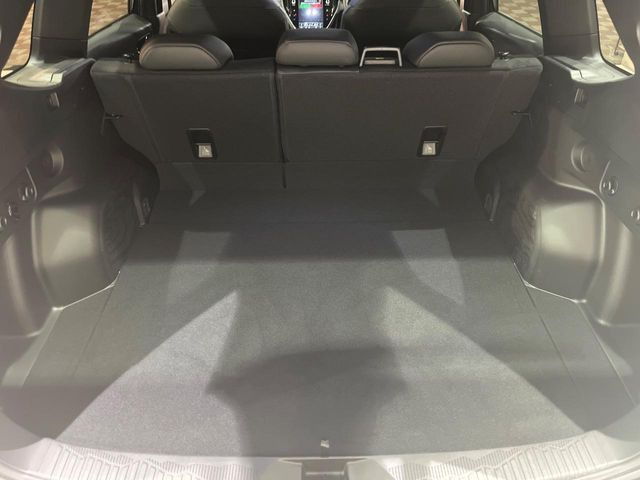 積み下ろしのしやすいデッキにはたっぷりと荷物を積み込んでいただけます。遊びから仕事まで、様々なシーンで頼れます♪