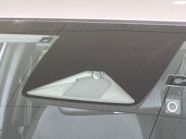 【ホンダセンシング】走行中に前方の車両等を認識し、衝突しそうな時は警報とブレーキで衝突回避と被害軽減をアシスト。より安全にドライブをお楽しみいただけます。