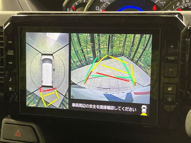 【パノラマモニター】専用のカメラにより、上から見下ろしたような視点で360度クルマの周囲を確認することができます☆死角部分も確認しやすく、狭い場所での切り返しや駐車もスムーズに行えます。