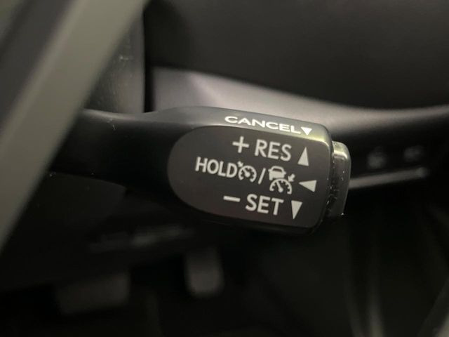 【レーダークルーズコントロール】高速道路での長距離走行が楽に!!自動で速度を保つクルーズコントロールが、衝突軽減システムと連携し、前方の車両を感知して車間を保つように速度調節してくれます!!