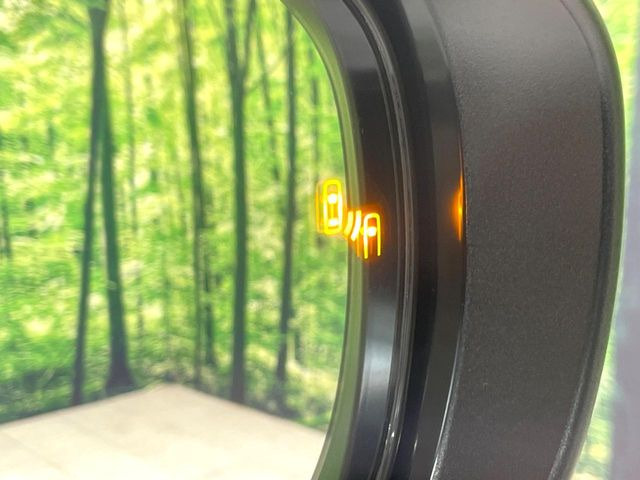 【ブラインドスポットモニター】走行中、ドアミラーの死角になりやすい箇所に後続車が接近するとサイドミラー付近に警告を表示、ドライバーに注意喚起をしてくれます。
