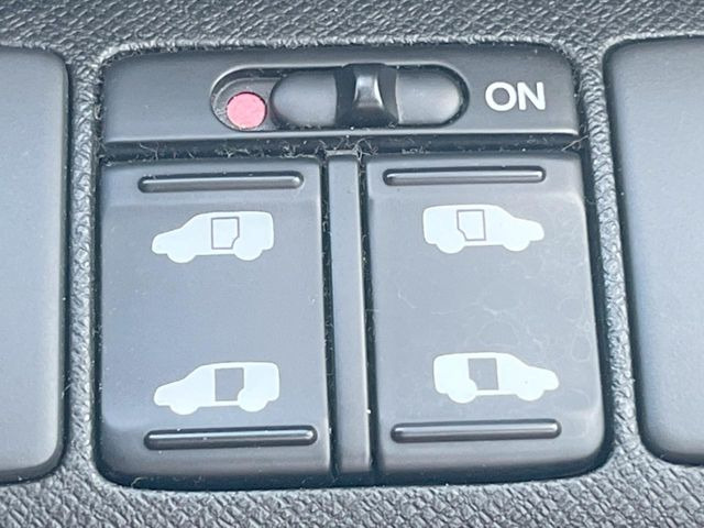 【両側パワースライドドア】スマートキーや運転席のスイッチで後席両側スライドドアの開閉が可能♪電動だから力を入れてドアを開ける必要が無く、小さなお子様でも簡単に開け閉めでき快適です♪