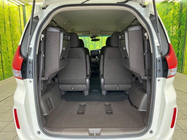 後席を格納すると、これだけの広さが!シーンに合わせたシートアレンジで、大きな荷物も積むことが出来ます♪
